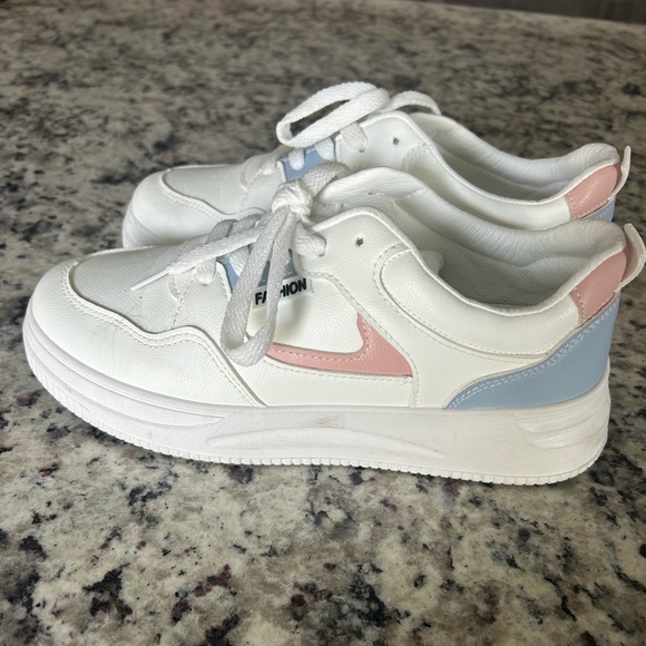 Ladies shoes. Size 8. Comfy and fashionable! - Picture 1 of 5